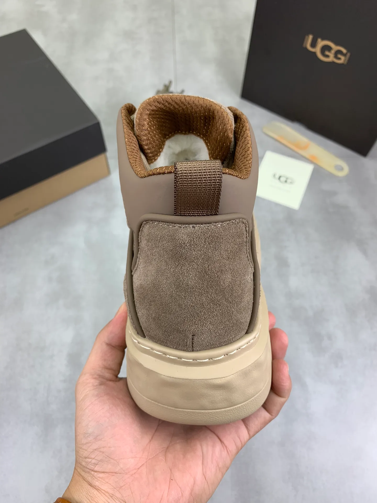 Men's shoes 💰P640 [New style] 💰 🆘 "Real wool" [UGG] 👉The popular men's shoes are synchronized with the official website 🔰The quality of the genuine products [satisfied] is not comparable to the imitations in the general market 🌀The upper is imported Italian frosted cowhide, and the lining is: foot pad 🅰️ grade 🐑Real wool👻Only Grade A can show the effect The hand feels smooth and delicate 🔱The shoe shape is grand, only genuine manufacturers can do it 🎄The perfect toughness of the original outsole 👻⬛️ allows customers to say goodbye to one-time consumption. Real wool lining, super warm. Available in black, brown and gray. Size: 39-44